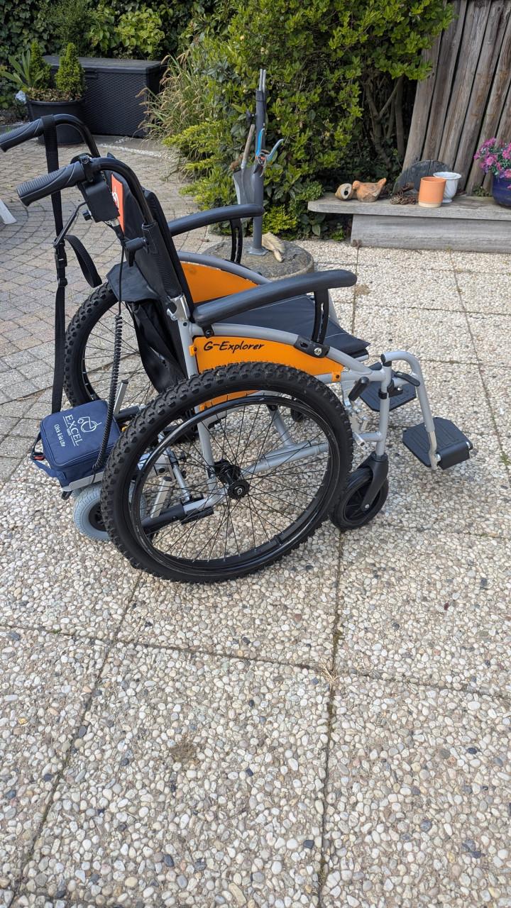 Rolstoel met duwondersteunjng