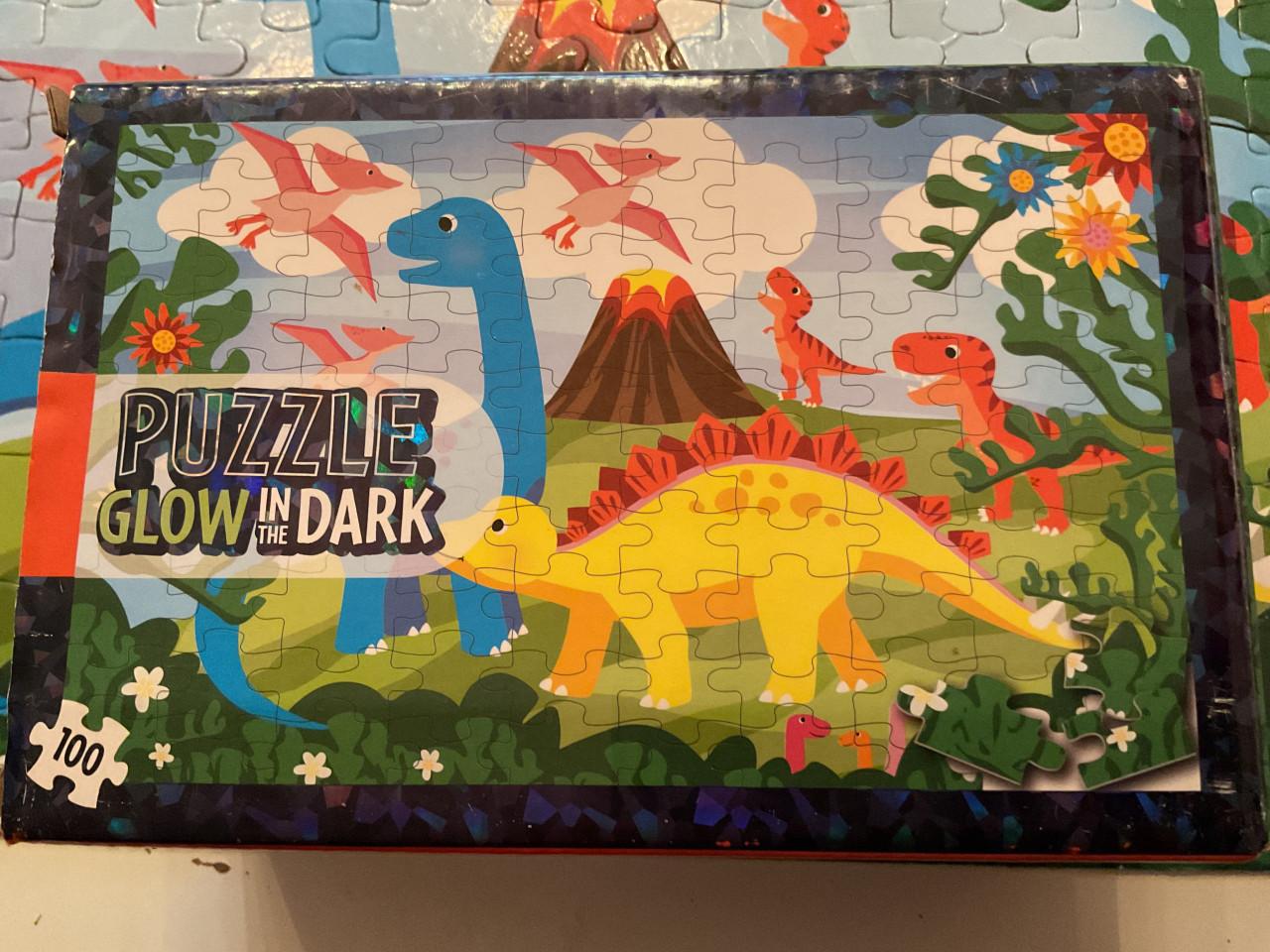 3 puzzels; dinosaurus en brandweerman Sam