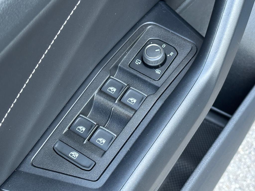 Volkswagen T-roc 1.5 tsi 150pk dsg style | trekhaak | navi | iq light | ada