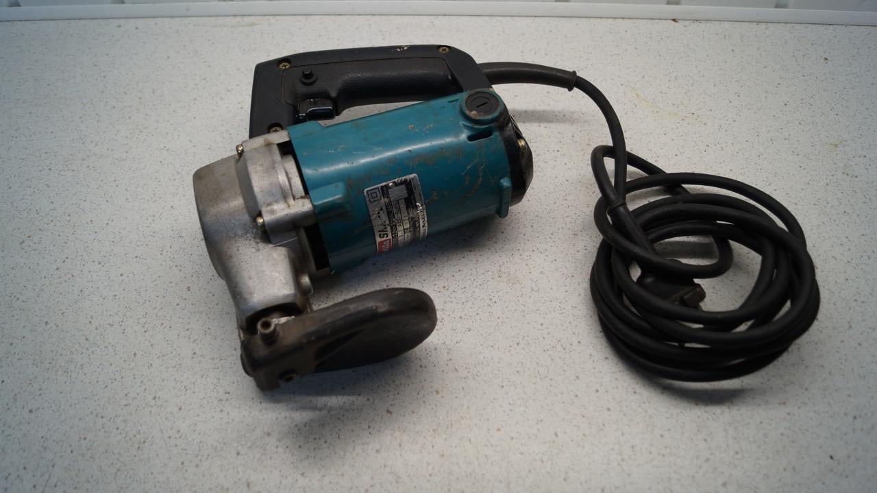 Makita JS3200 plaatstaal knipper.