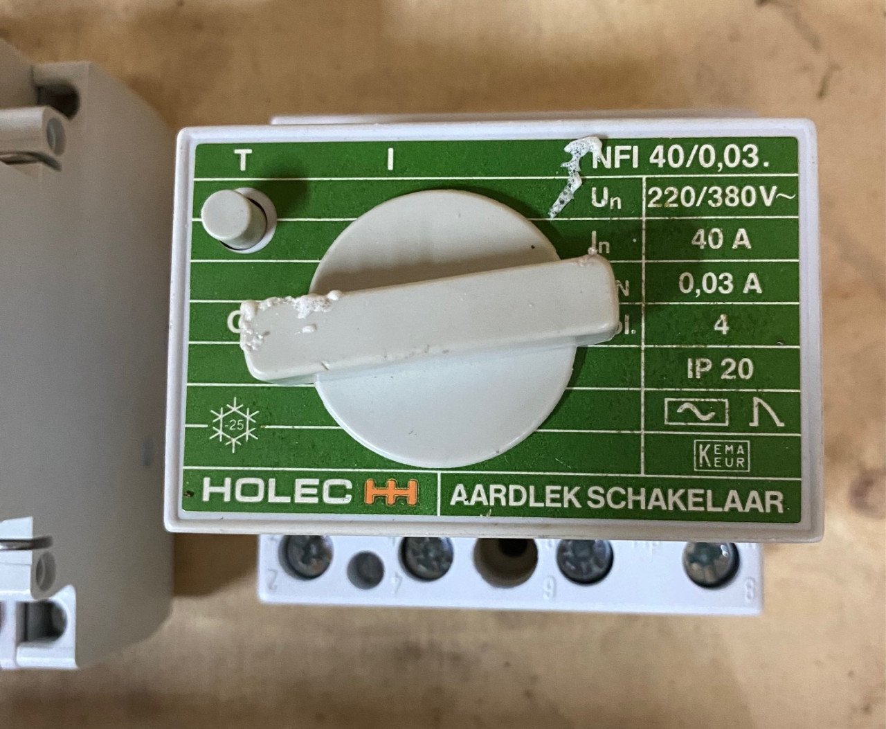 Zekeringautomaten en aardlekschakelaars € 12,50 per stuk