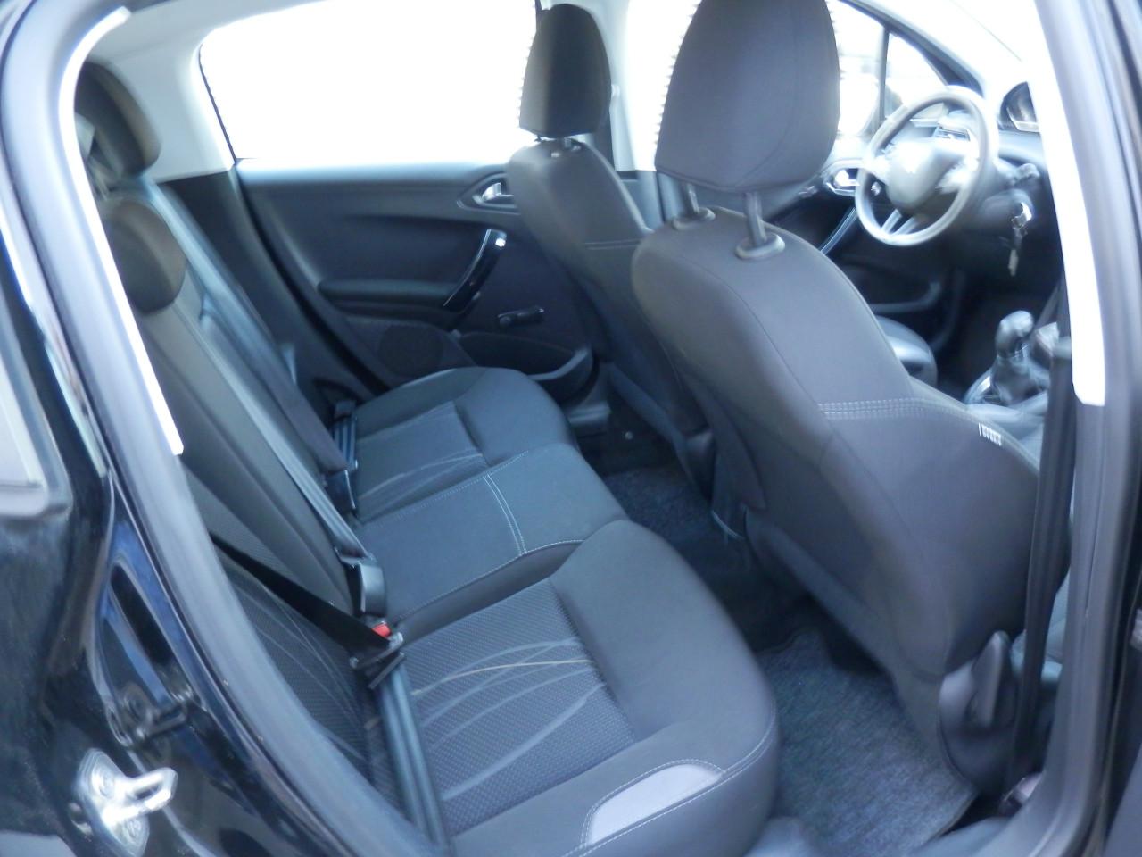 Auto Garant Biedt Aan: Peugeot 208 1.2 VTi Envy