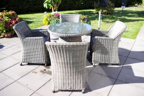 Vijfdelige wicker tuinset, vier stoelen en ronde tafel met glasplaat 90 cm