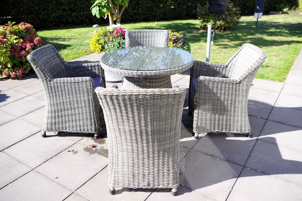 Vijfdelige wicker tuinset, vier stoelen en ronde tafel met glasplaat 90 cm
