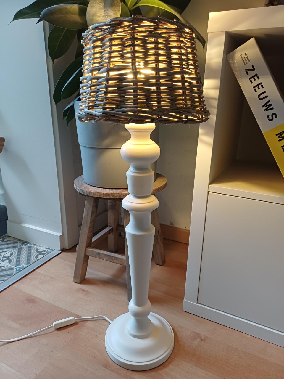 Supermooie hoge, landelijke TAFELLAMP met RIETEN kap!