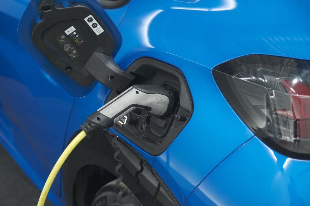 Peugeot 208 ev active pack 50 kwh | parkeersensoren | apple carplay | clima