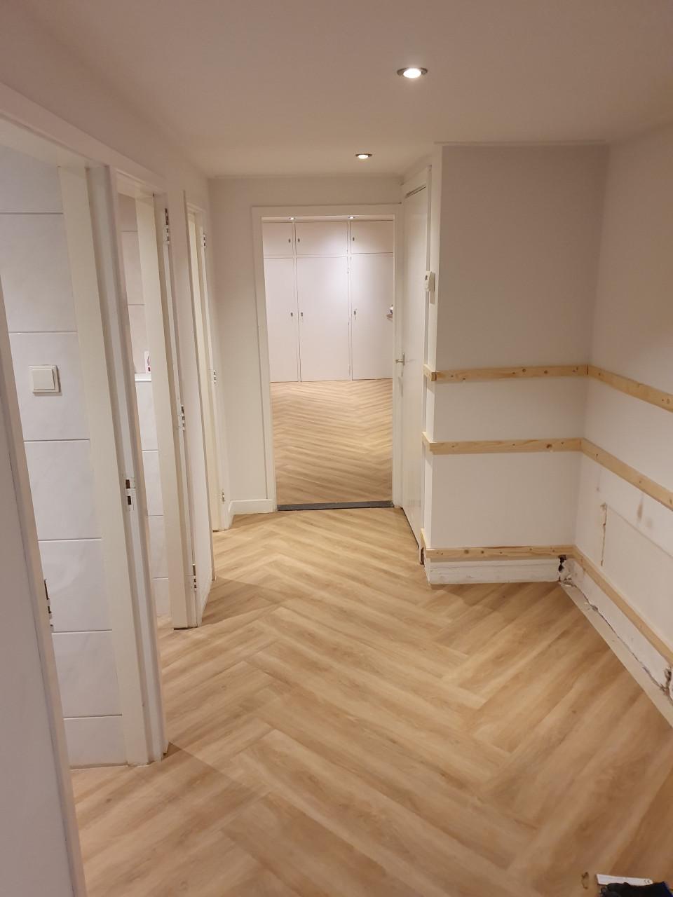 Voor een goede prijs uw laminaat of pvc vloer laten leggen.