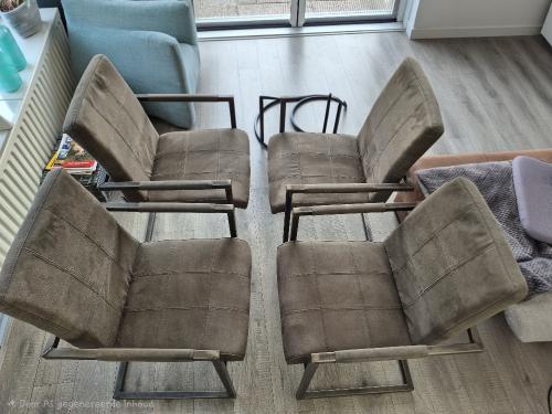 Te koop: set van 4 moderne eetkamerstoelen