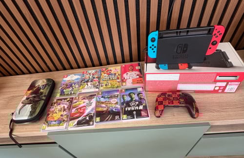 Nintendo Switch + 8 Spellen + Extra Controller