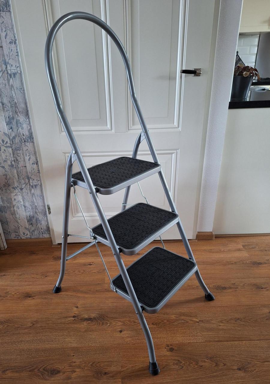 Huishoudtrap Altrex Cromato ZEER netjes (nieuw 88,00)