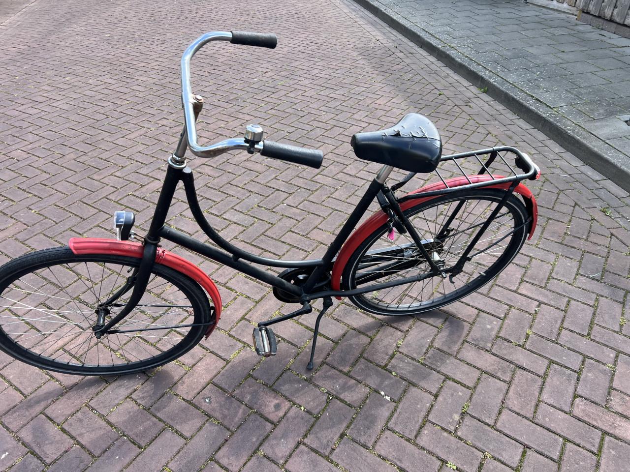 03 Rood – zwartkleurige damesfiets (oma model):