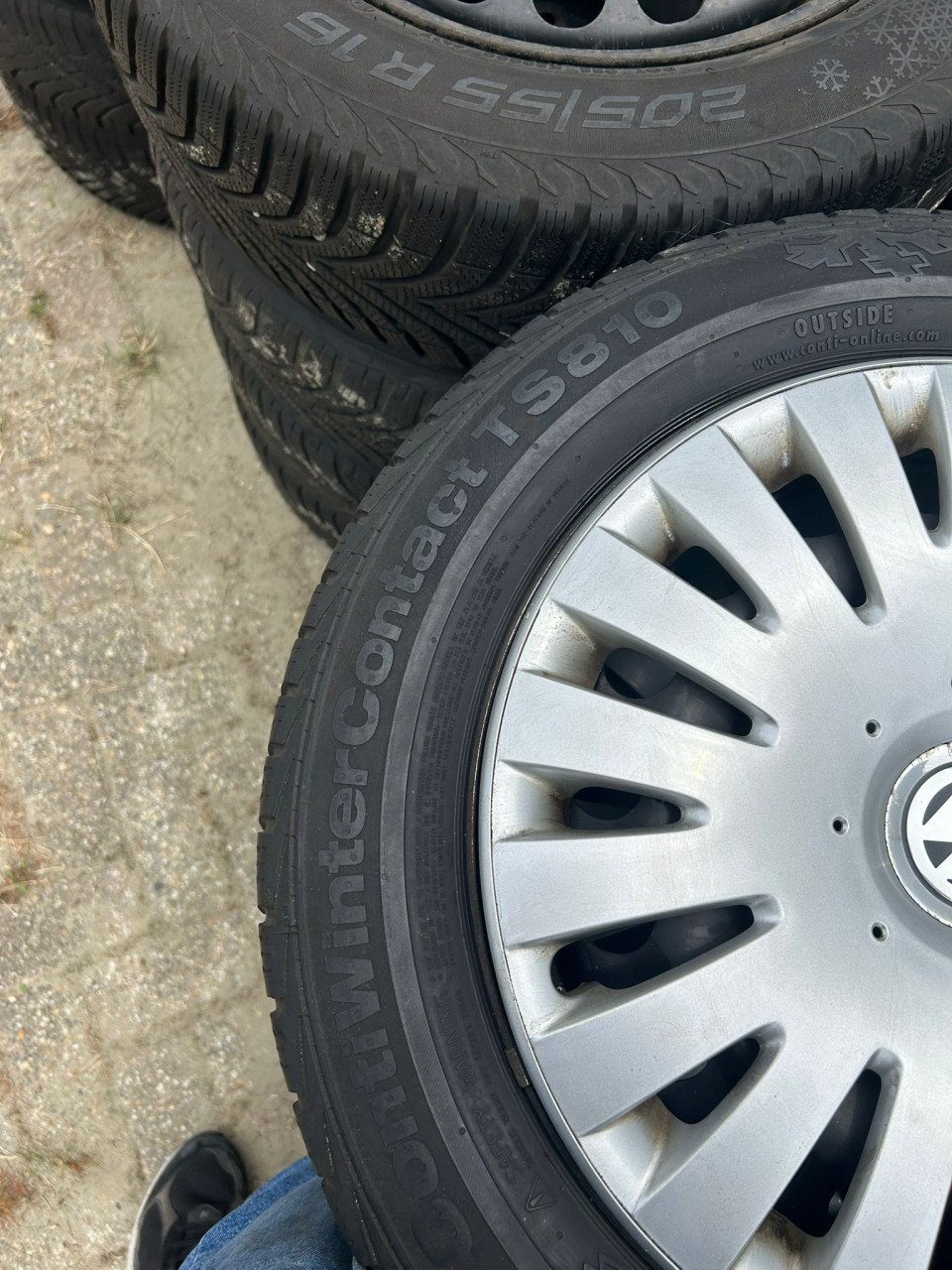 VW STALEN VELG WIELDOPPEN 16 INCH MET CONTINENTAL WINTERCONTACT BANDEN