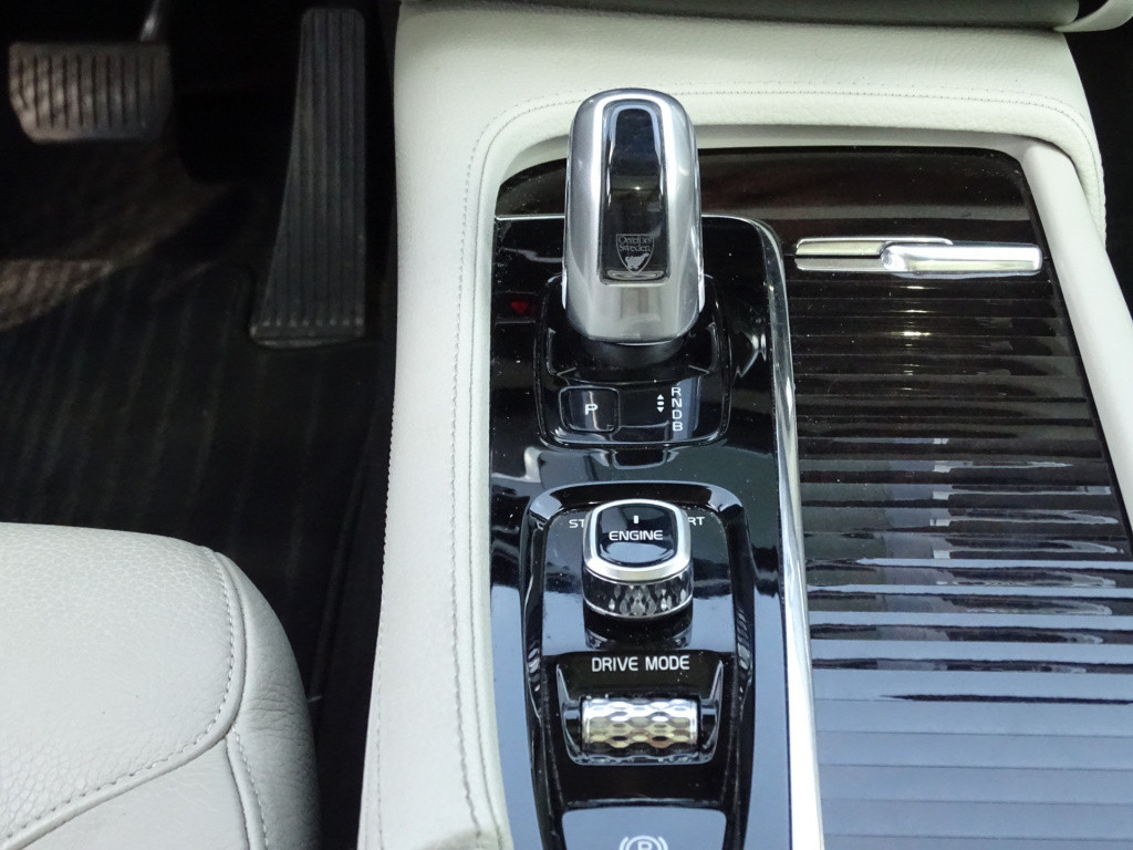 Volvo XC90 2.0 t8 twin engine awd momentum 7-pers | pano