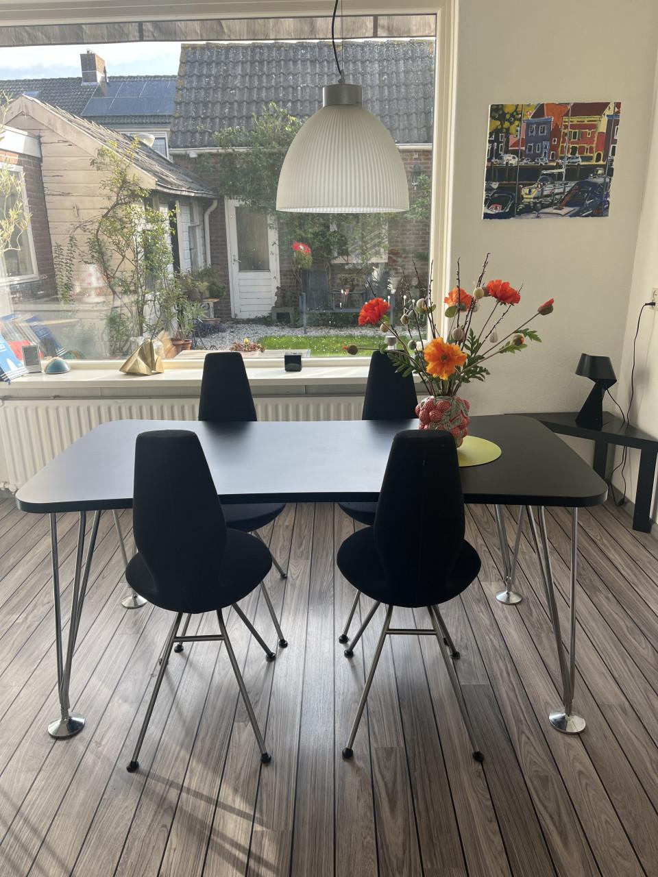 Stoelen en eettafel