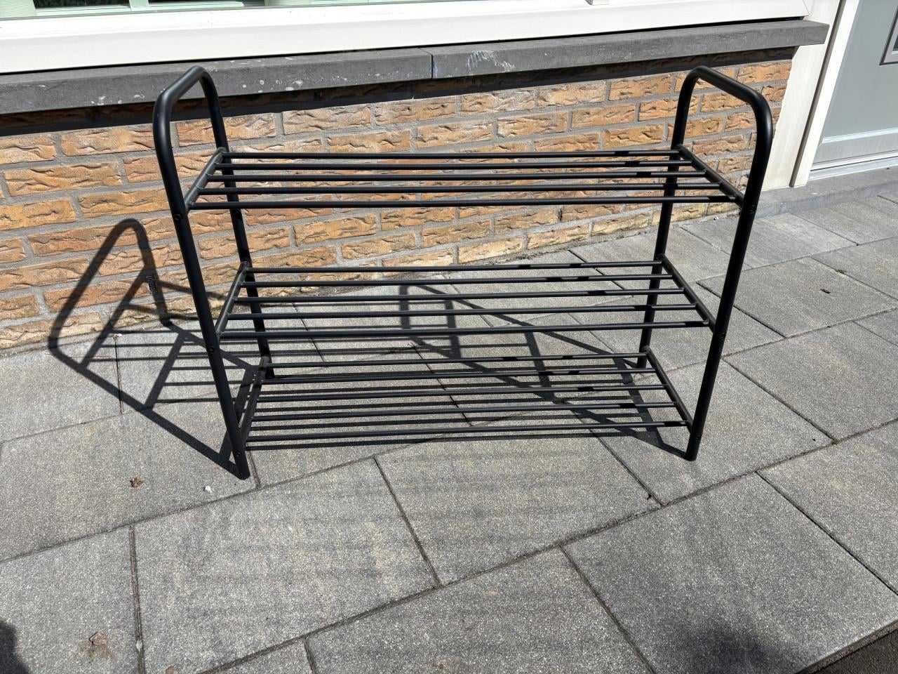 2 zwarte metalen schoenenrekjes