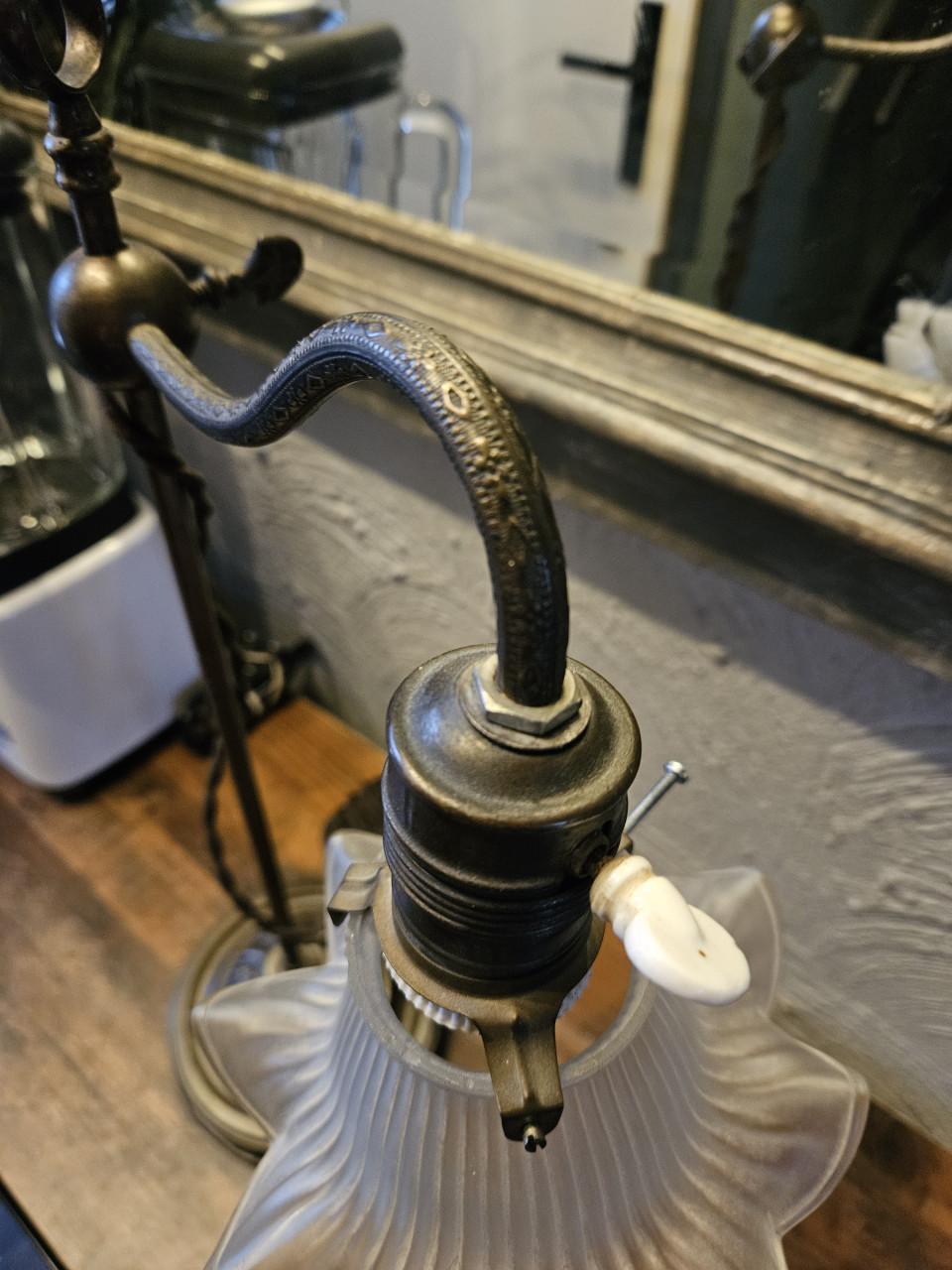 Antieke bronzen tafellamp met glazen kap, nette staat en werkend