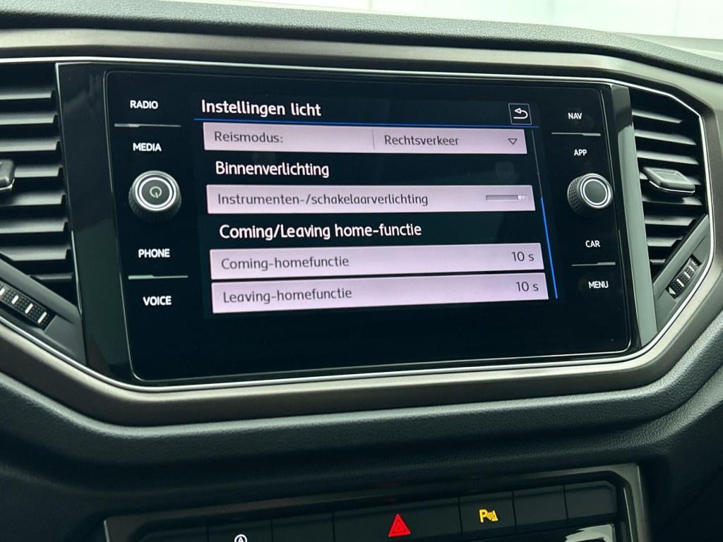 Volkswagen T-roc 1.0 tsi style | lmv | panorama dak | navigatie | parkeer s