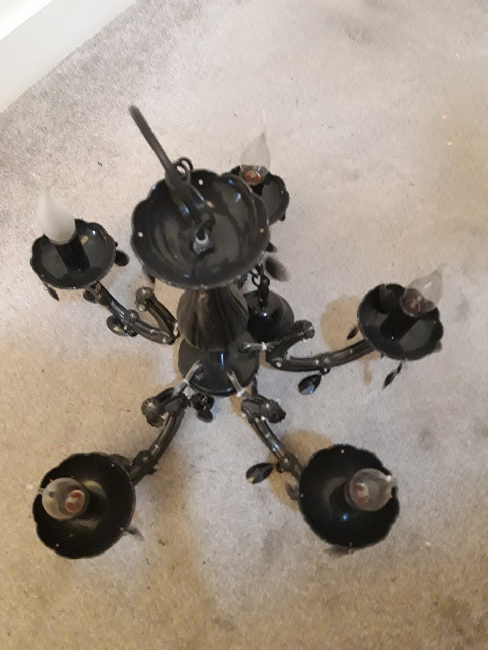 2 zwarte kroonluchters