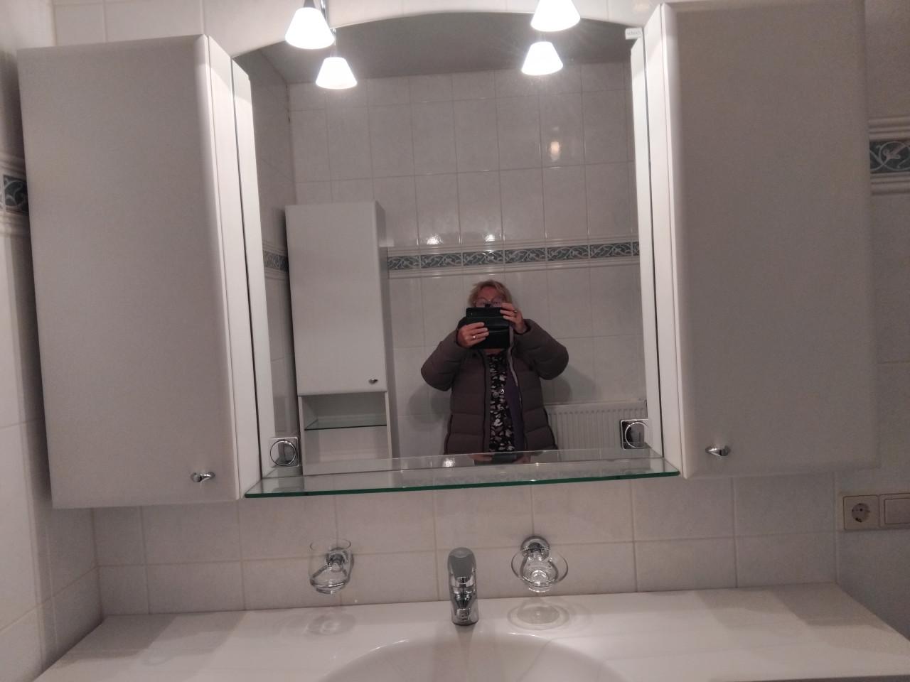 Badkamermeubel met kast en verlichting