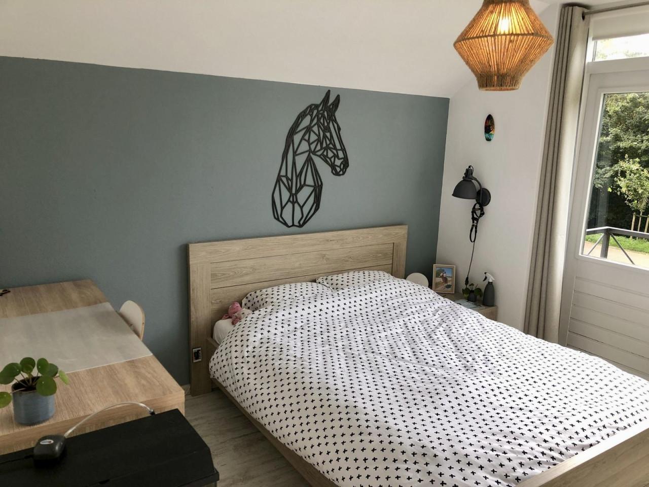Tweepersoonsbed 140x200 met 2 nachtkastjes
