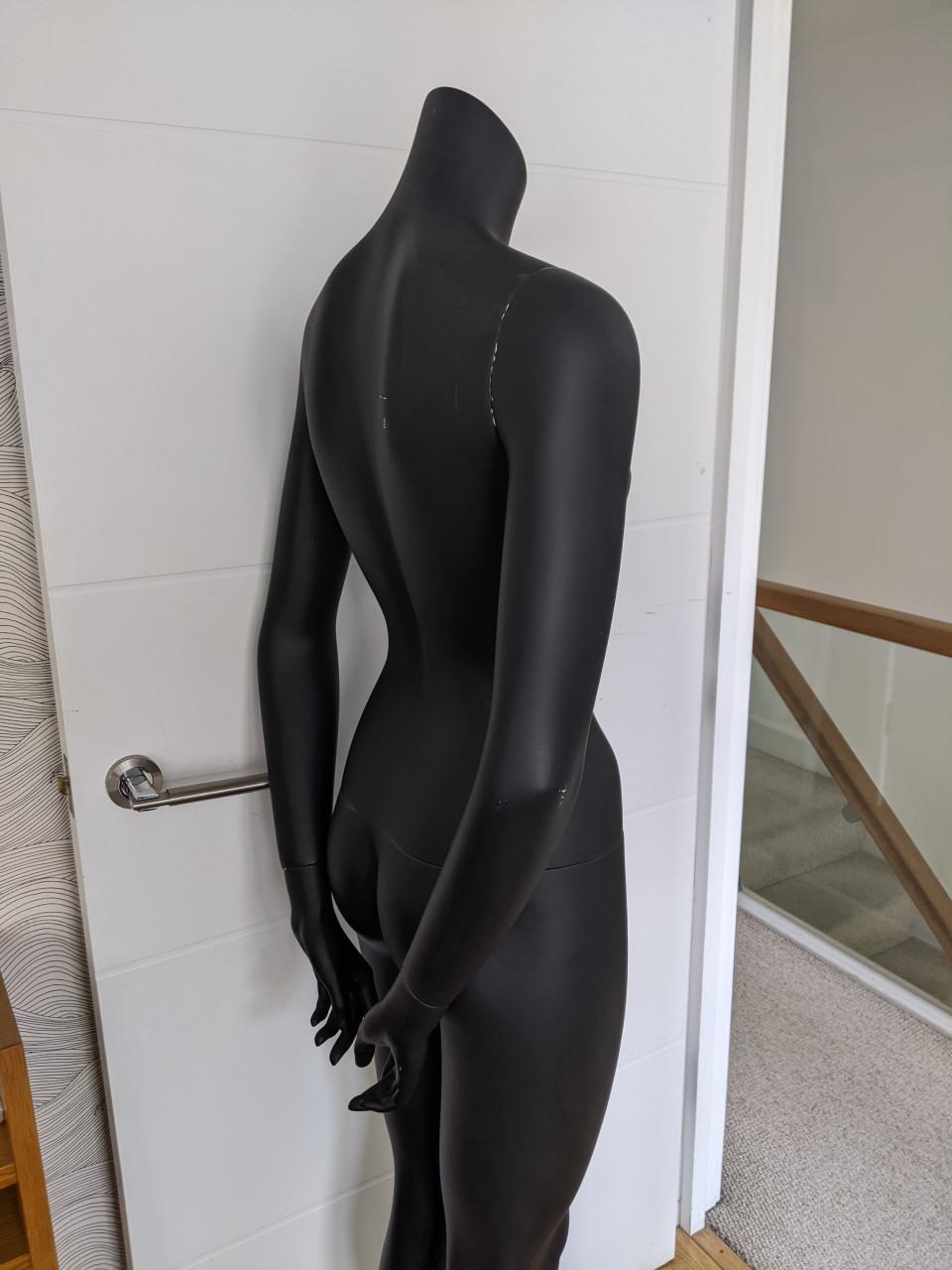 2 mannequins / vrouwelijke paspoppen