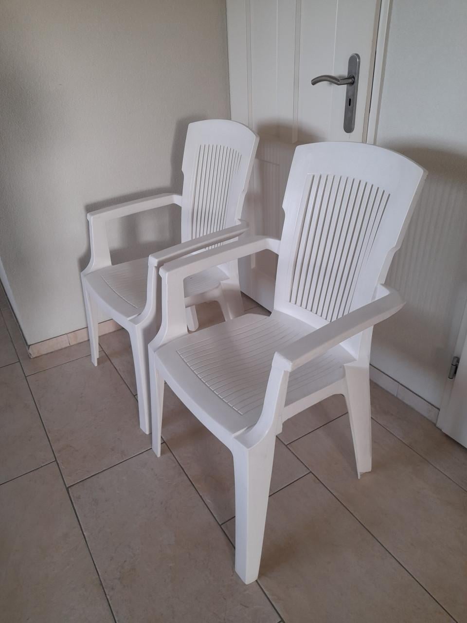 2 tuinstoelen (in goede staat )  Met wat hogere rugleuning!  Stapelbaar!