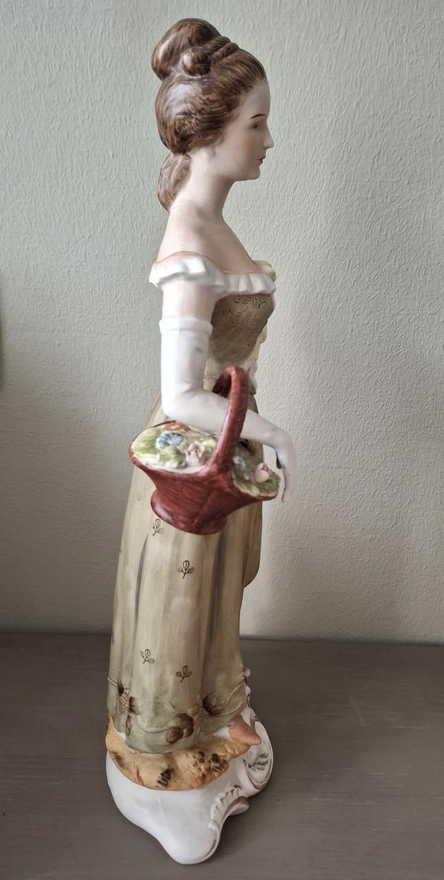 Beeldje: Vrouw met mand