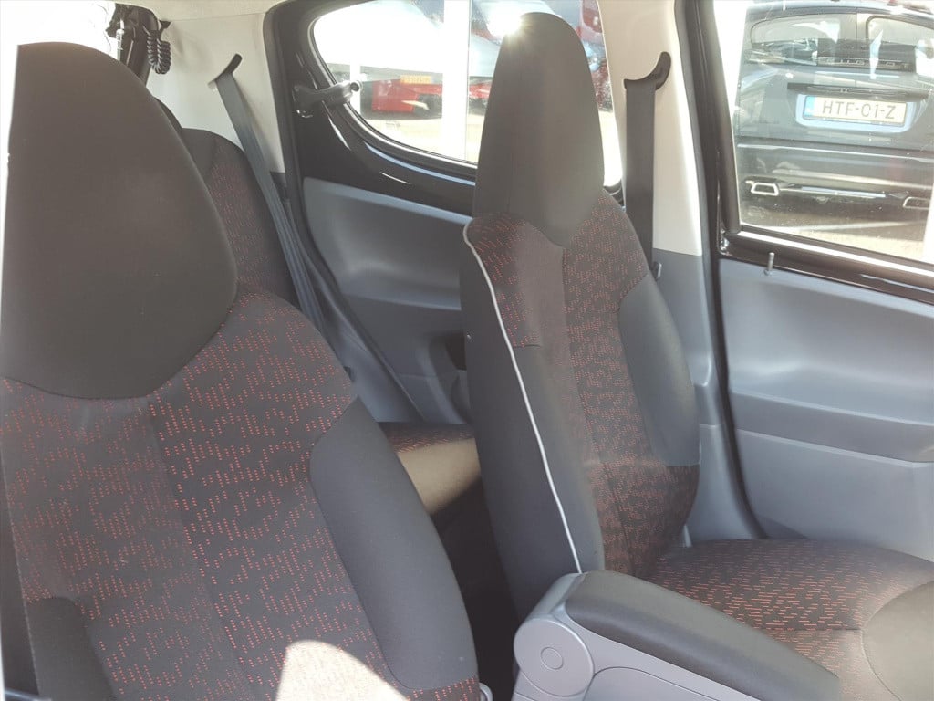 Peugeot 107 1.0 12v 5d 2-tronic automaat airco | lm-velgen | radio met cd-s