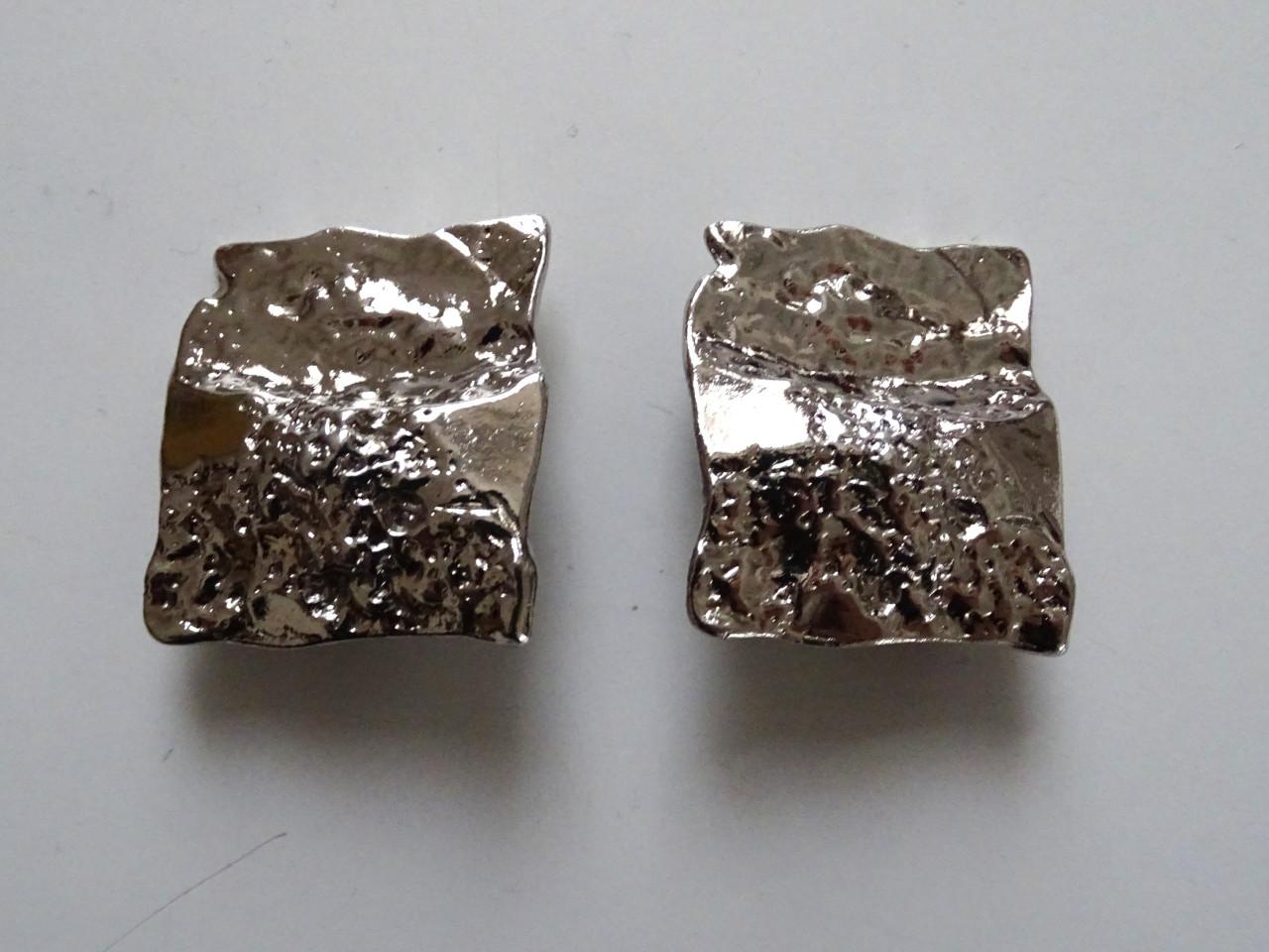 Vintage clip-on Oorbellen gehamerd metaal Brutalisme