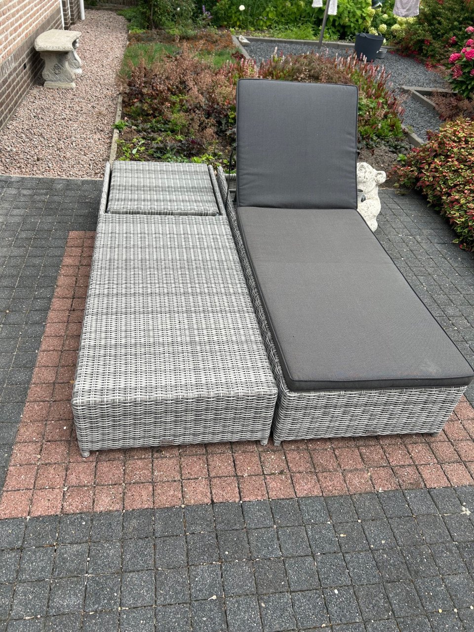 2 ligbedden met bijbehorende kussens