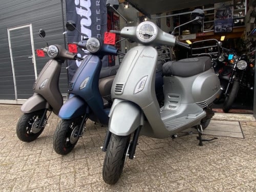 Nieuwe elektrische vespa Santini Capri scooters met nw BOSCH motor 2199 eur
