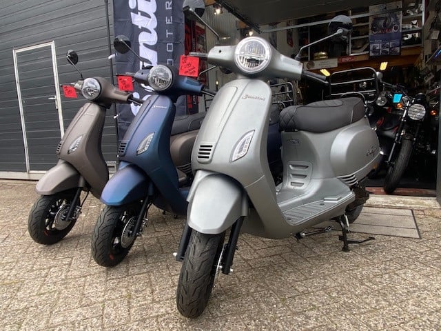 Nieuwe elektrische vespa Santini Capri scooters met nw BOSCH motor 2199 eur