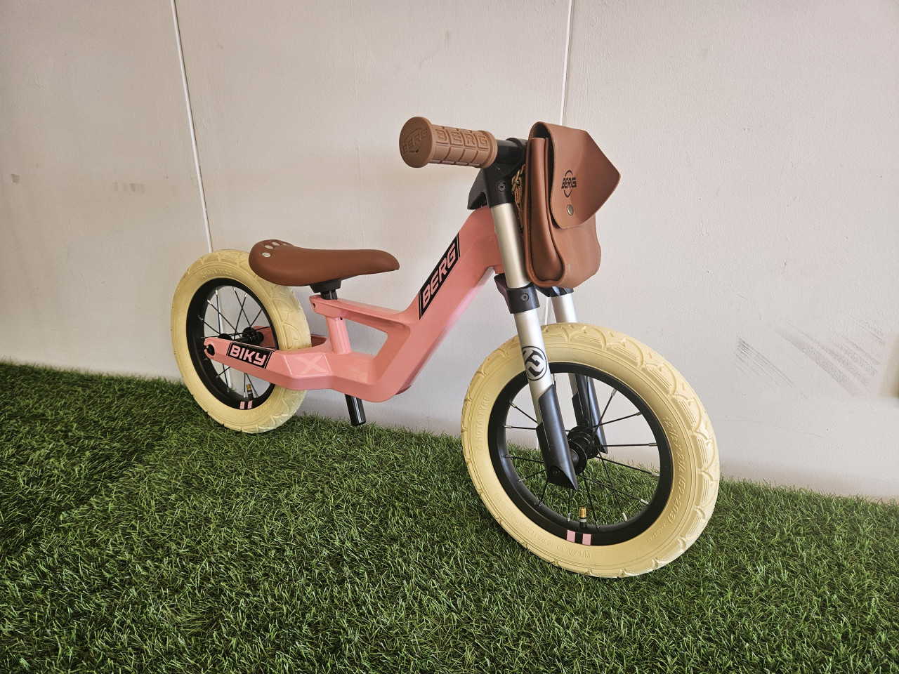 BERG Biky Retro Pink - showroom uitverkoop
