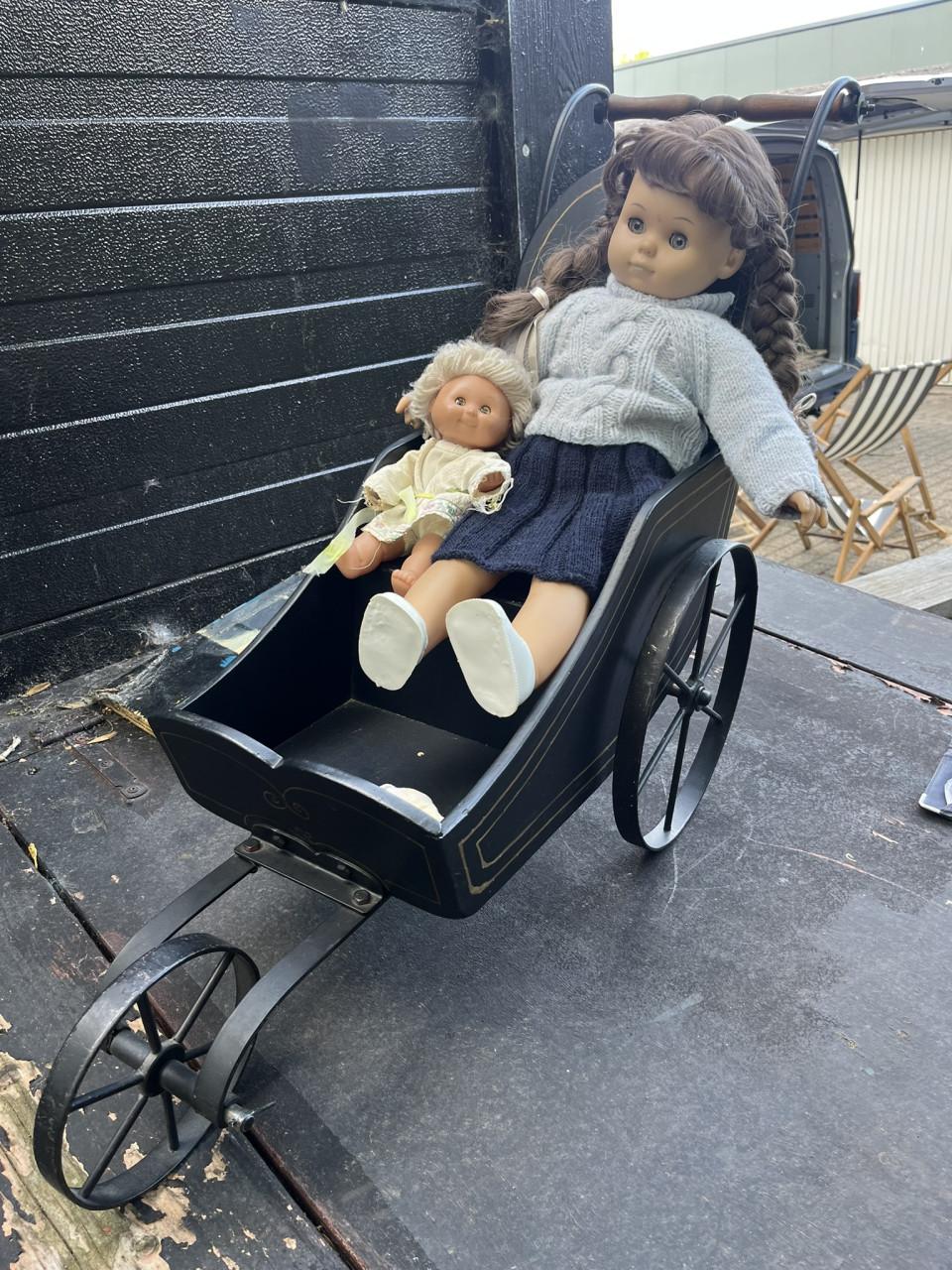 Poppenwagentje met pop, antiek