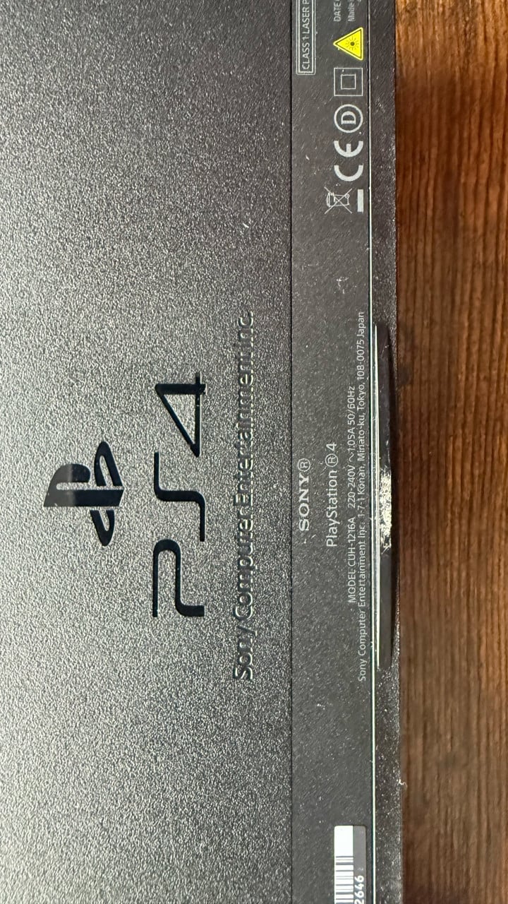 Playstation 4 met 2 controllers en 9 spellen
