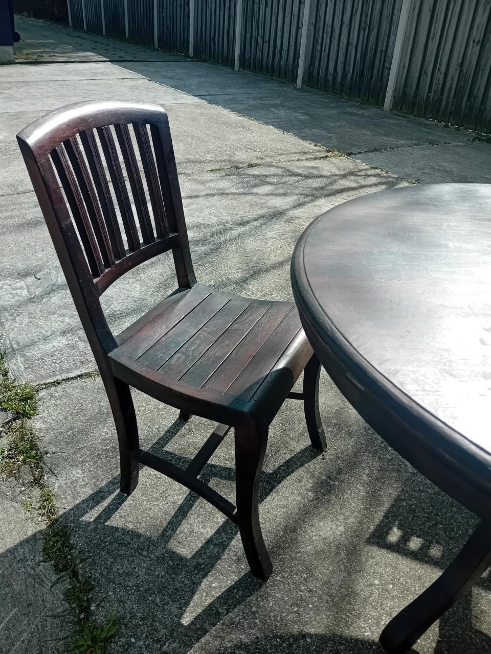 Ronde eettafel met stoelen