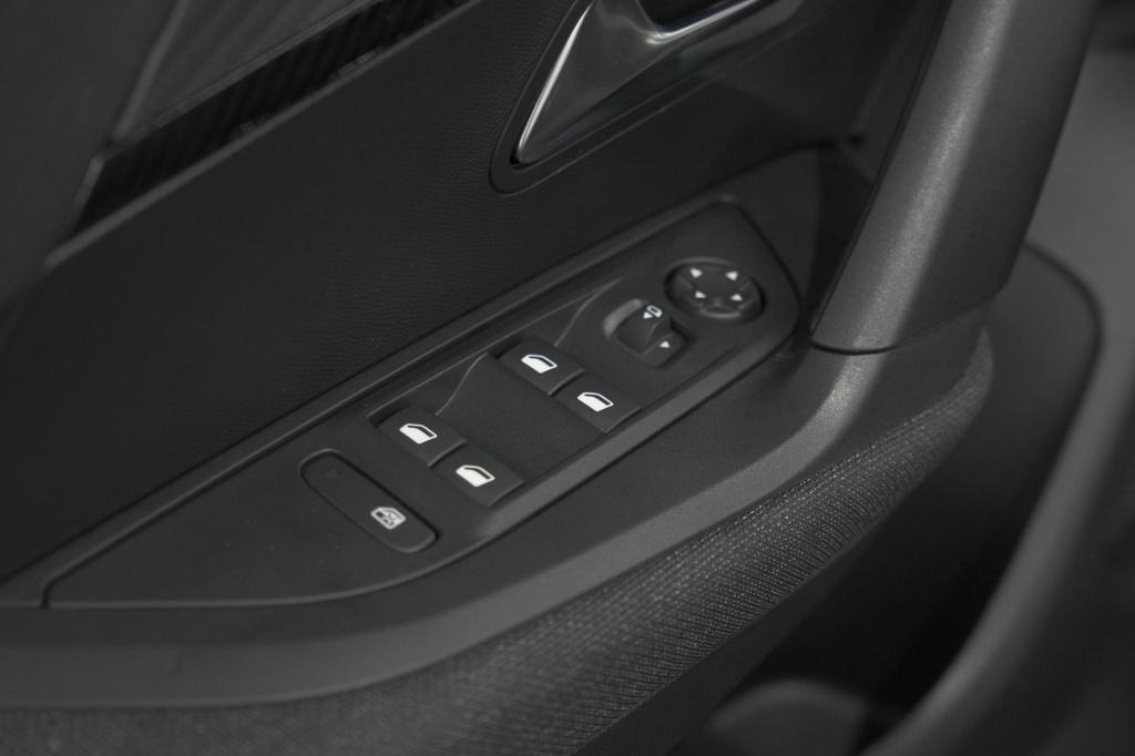 Peugeot 2008 1.2 hybrid 136 style | apple carplay | parkeersensoren | clima