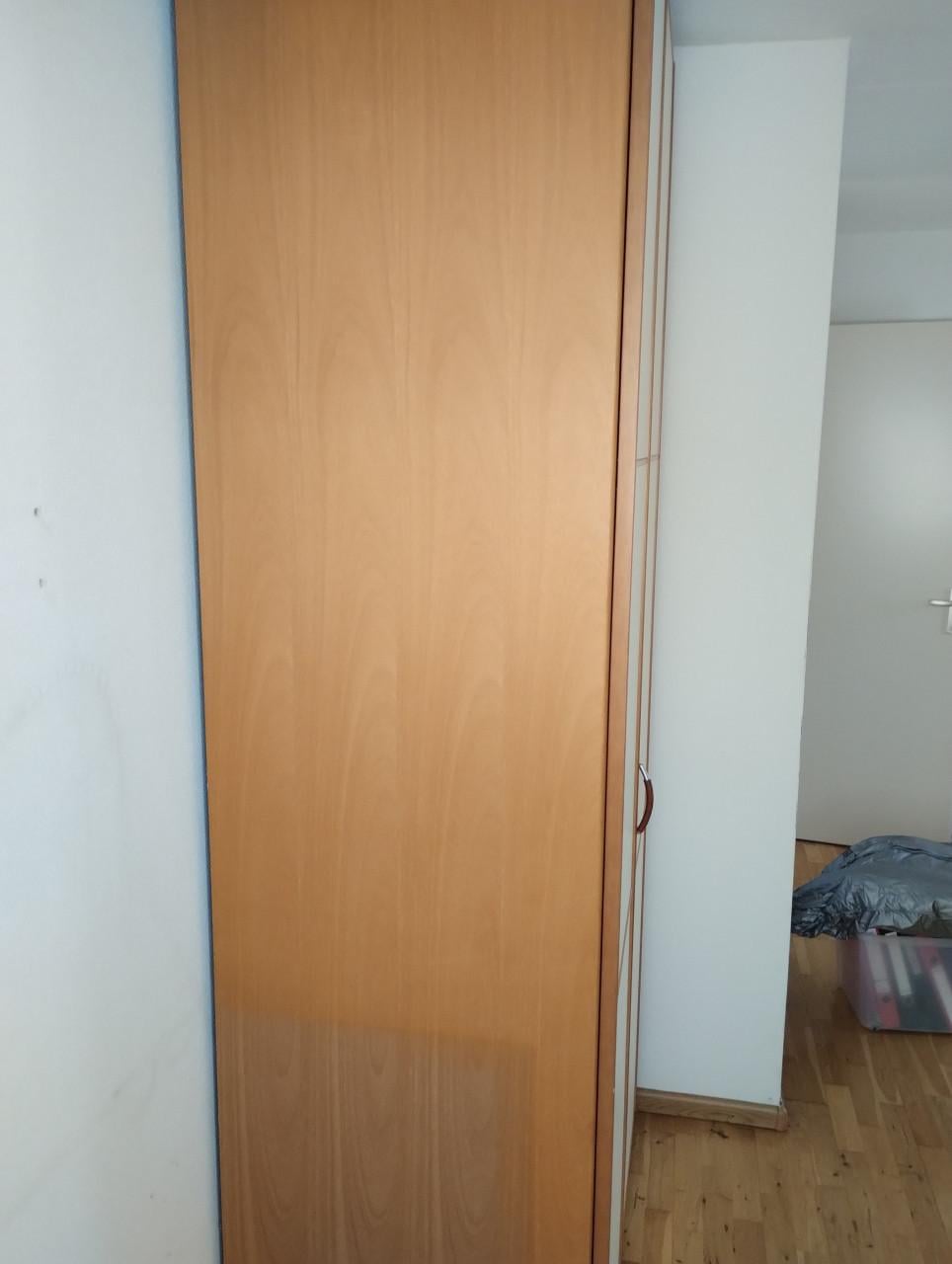 Hoge kleding kast
