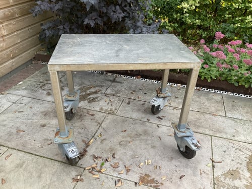 Werktafel met zwenkwielen