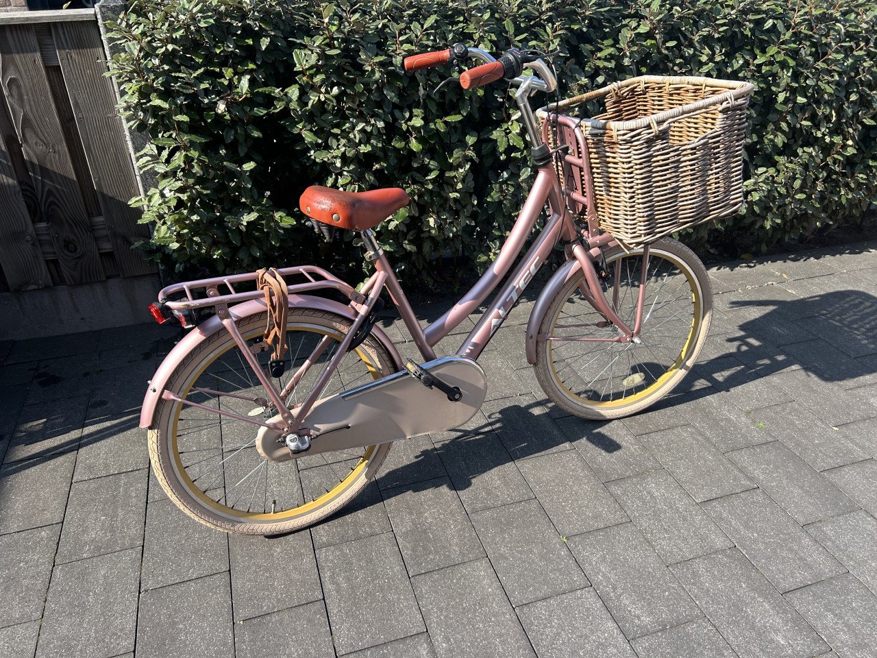 Meisjes fiets, roze met mand!