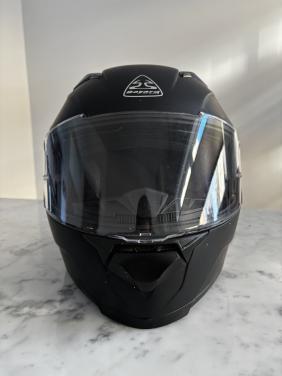 Zwarte helm met zonnebril (s)