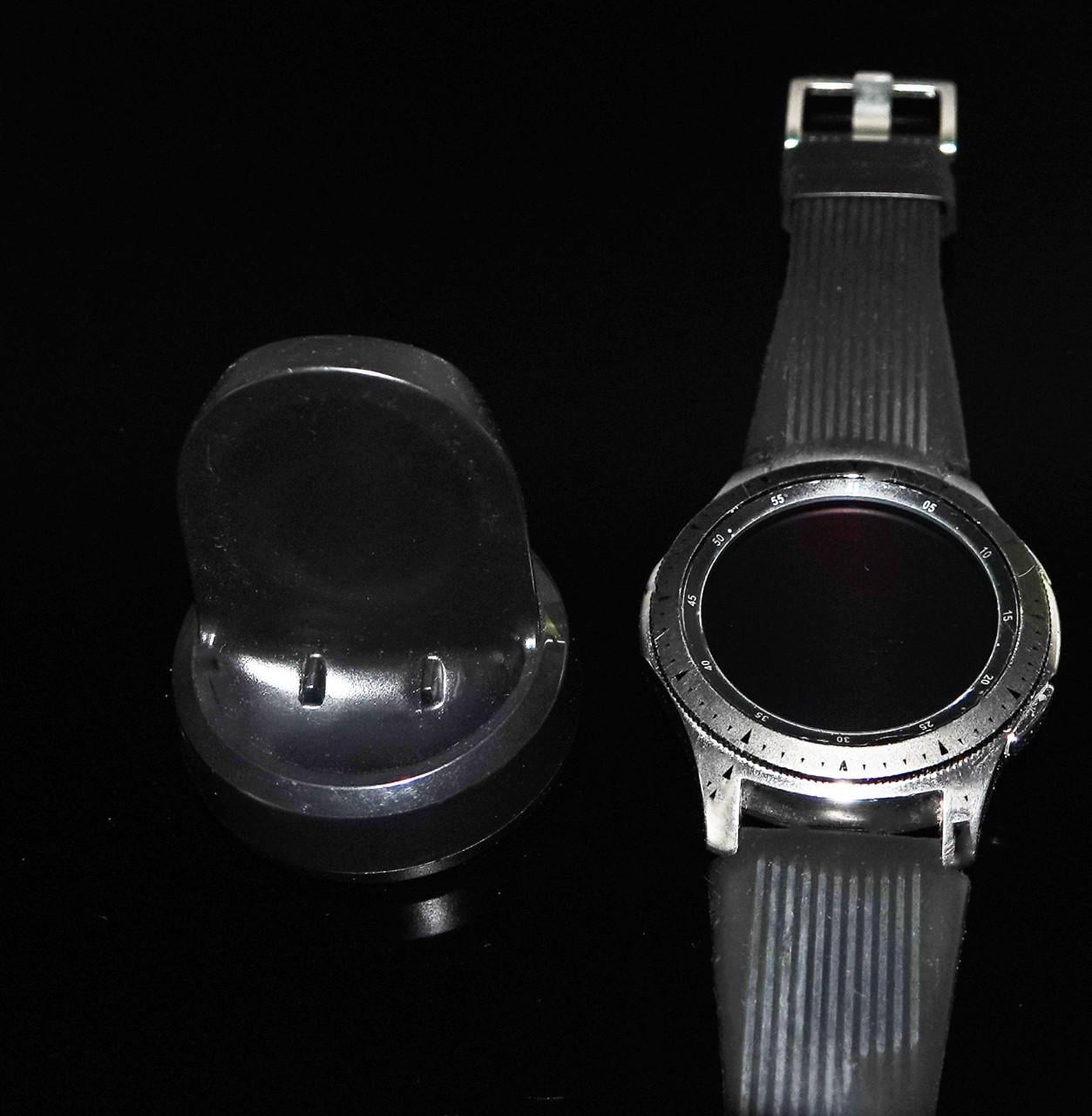 Samsung Galaxy watch (46 mm) R-800 met oplaadstandaard