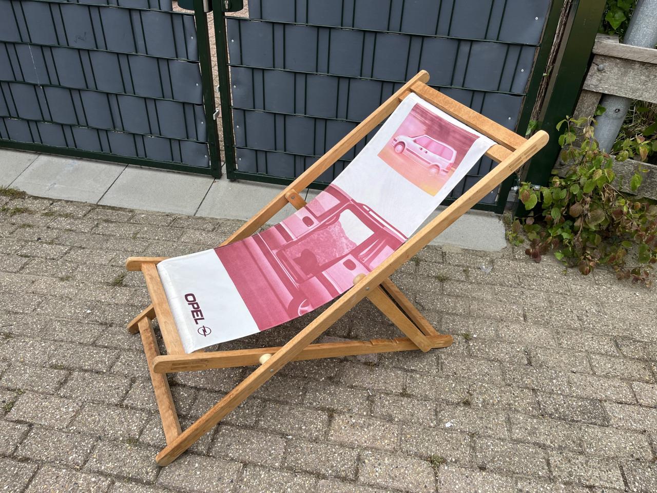 Strandstoel met reclame van Damen en Opel