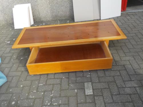 Mooie kwaliteit salontafel met diepe lade  in zeer goede staat