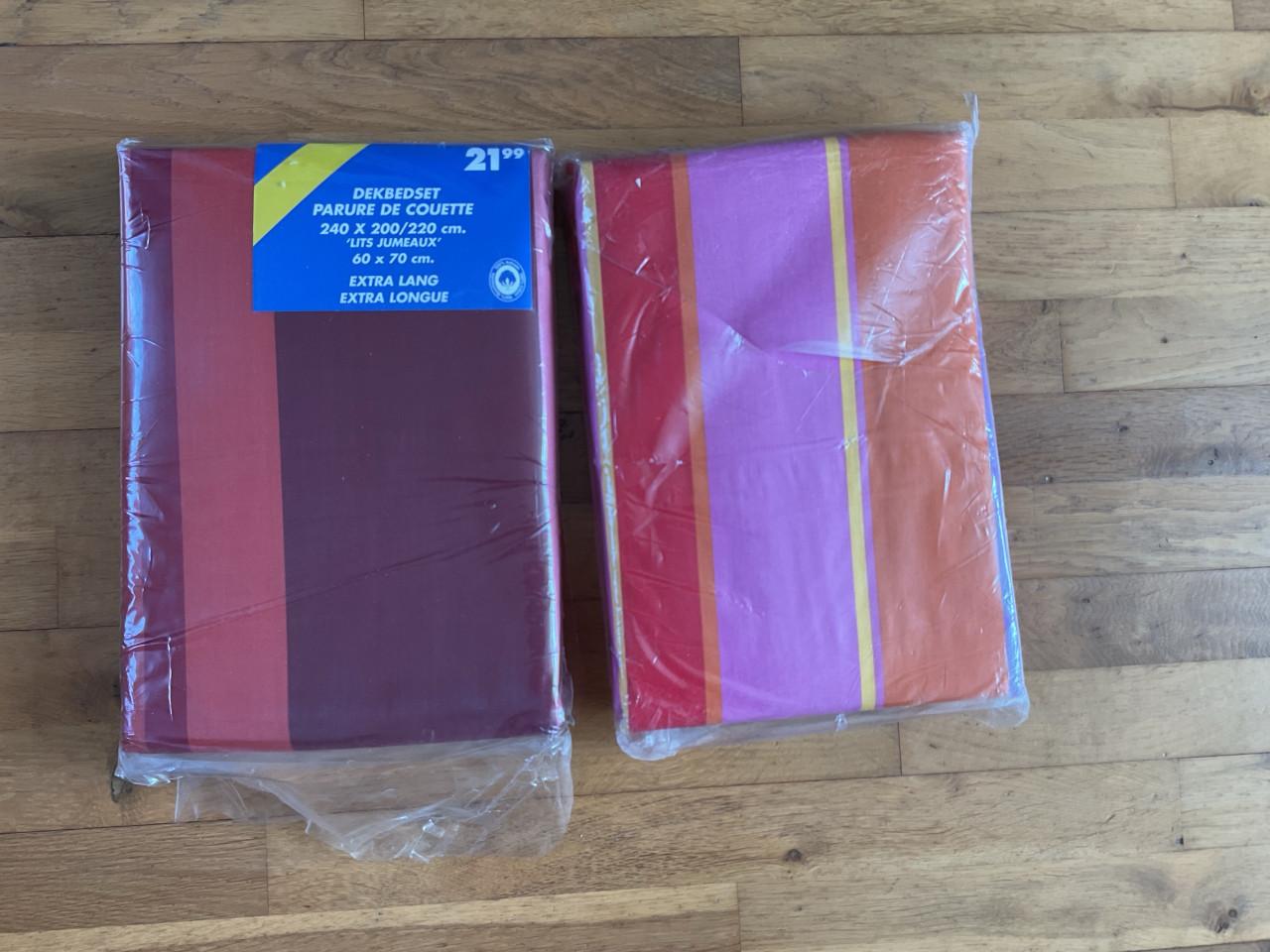 2 nieuwe lits  jumeaux dexkbedovertrekken met slopen samen € 15