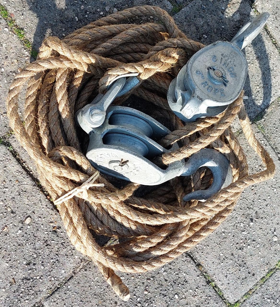 +/- 20 Meter Manilla touw ø 20 mm. + 2 Dubbele Katrollen