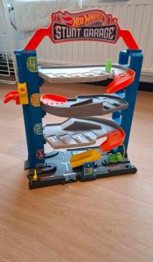 Hot on Wheels garage