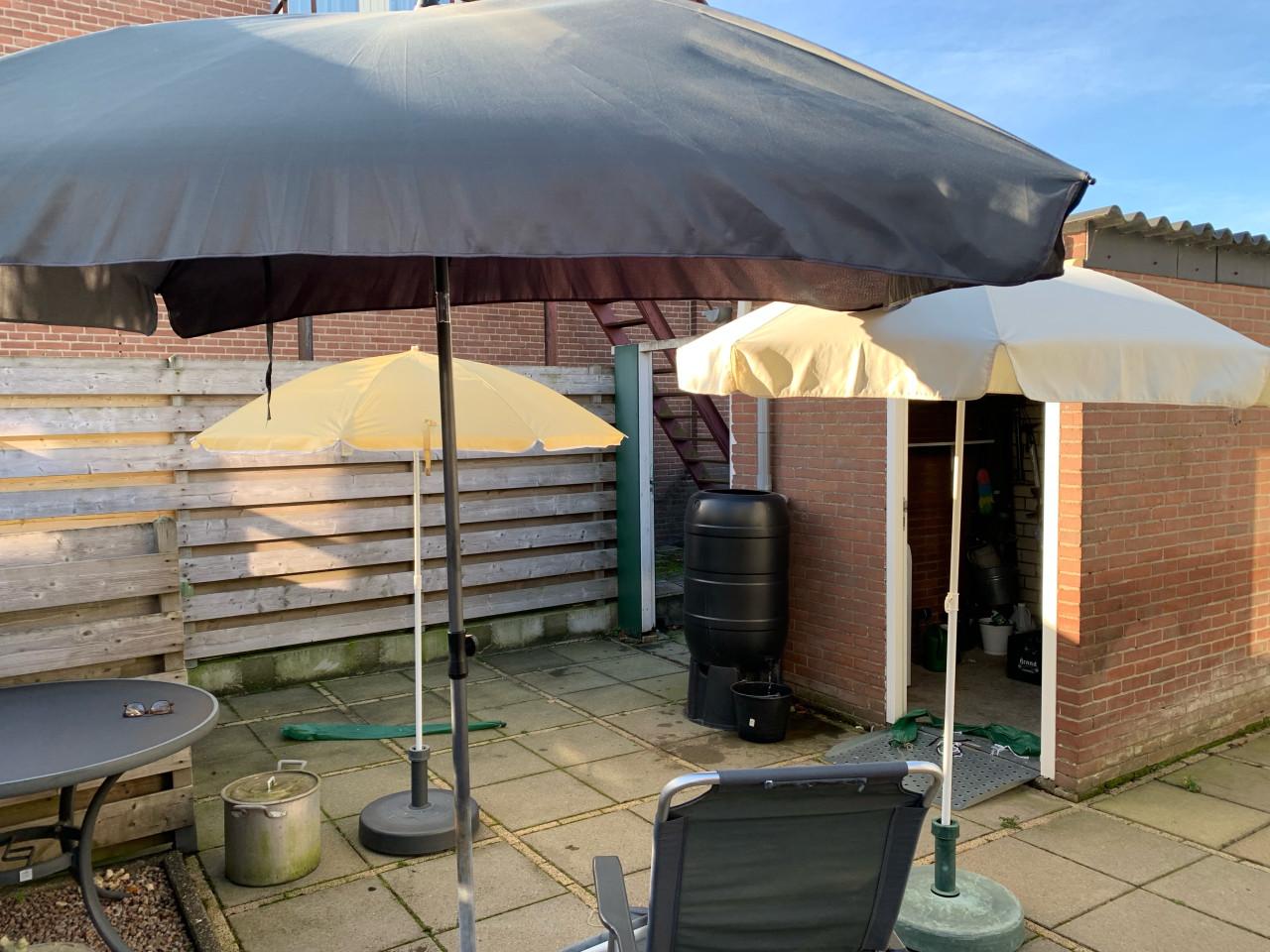 Parasol 3x met voet, 2 extra stokken en gratis stoel