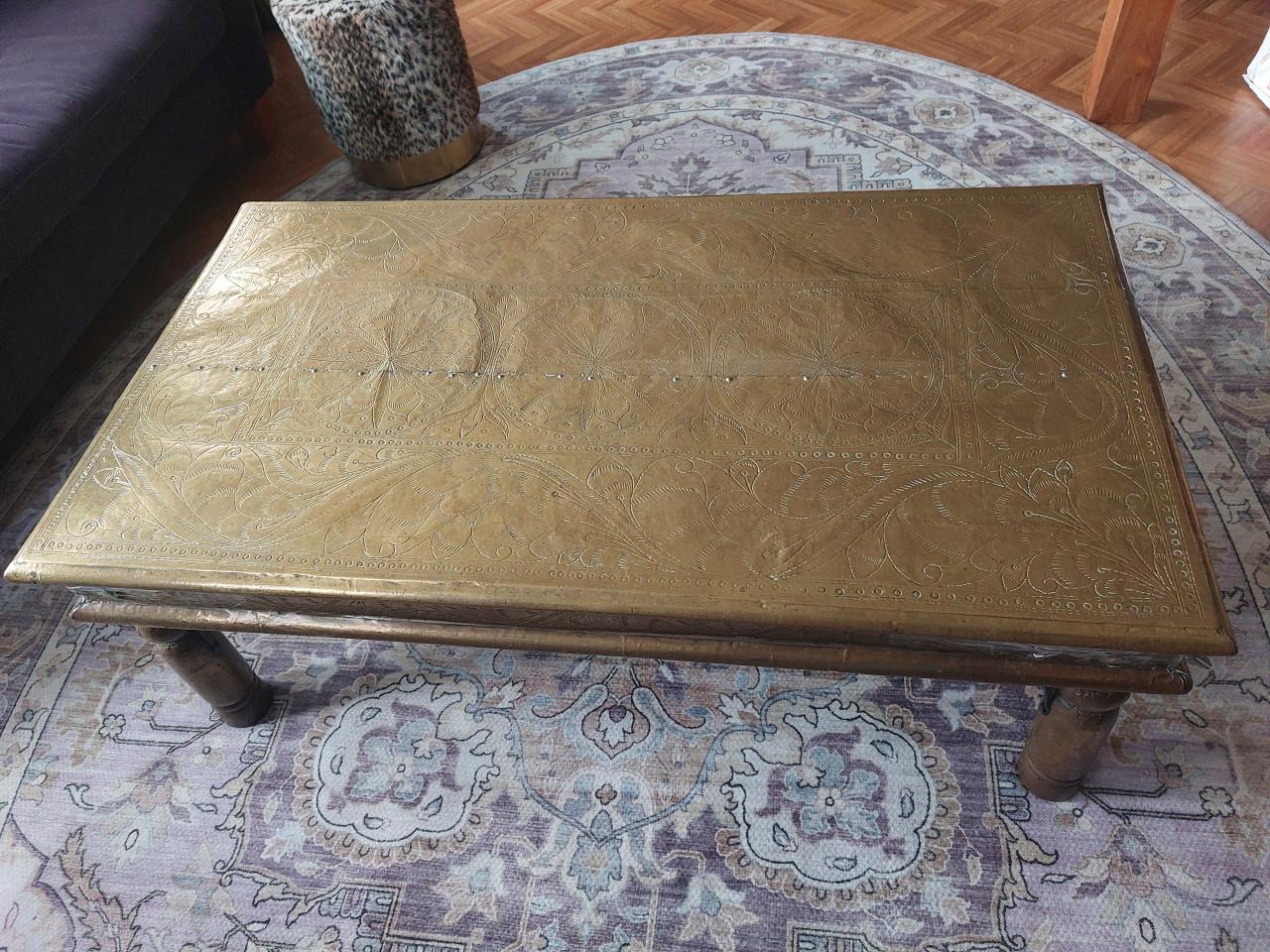 Unieke salontafel ! massief hout volledig  bekleed met handbewerkt messing