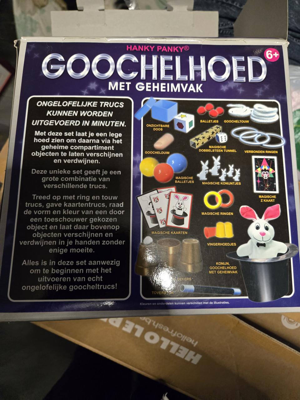 Hanky Panky Goochelhoed 1 doos 2 hoeden en bijna dubbel aantal assecoires.